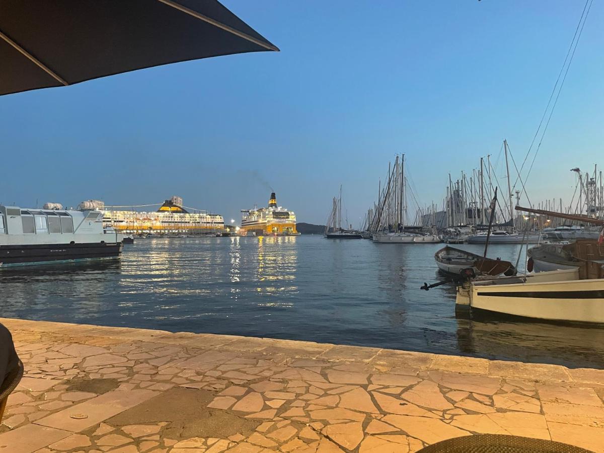 Au Coeur Du Vieux Toulon Au Calme Appartement Renove Climatise Confortable Etage Eleve Avec Ascenseur Proche Parking Et Toutes Commodites מראה חיצוני תמונה
