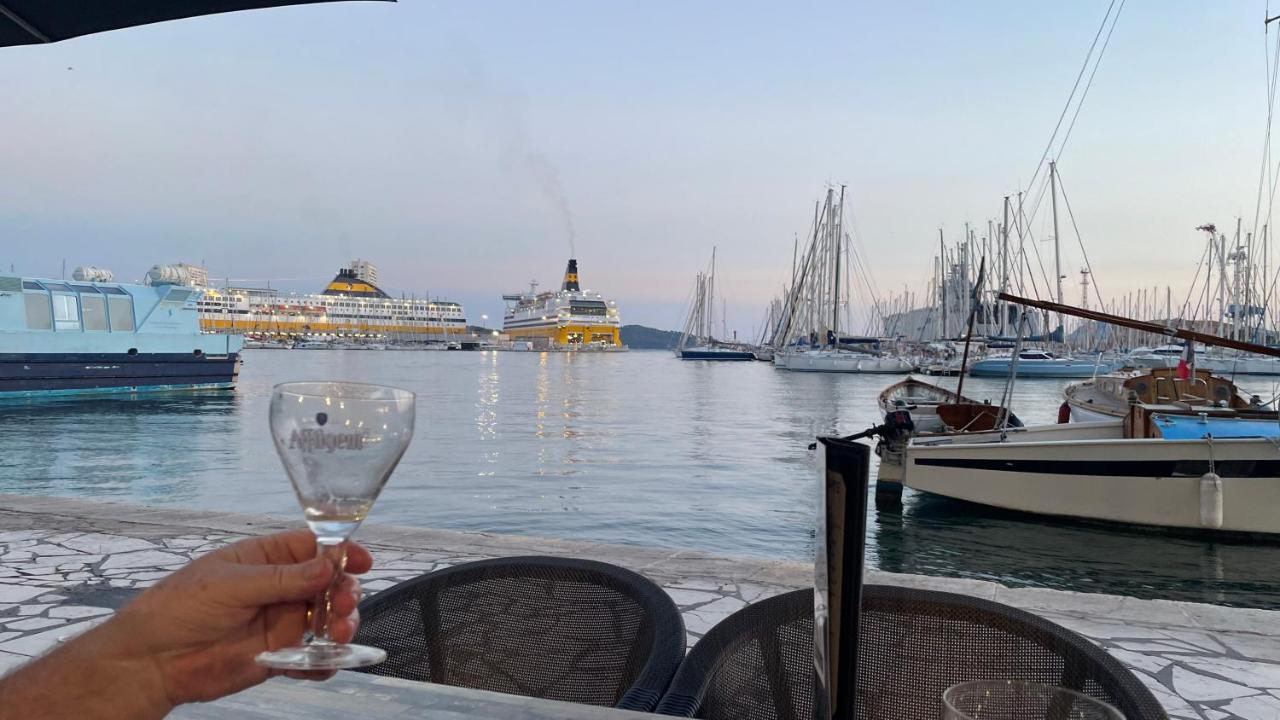 Au Coeur Du Vieux Toulon Au Calme Appartement Renove Climatise Confortable Etage Eleve Avec Ascenseur Proche Parking Et Toutes Commodites מראה חיצוני תמונה